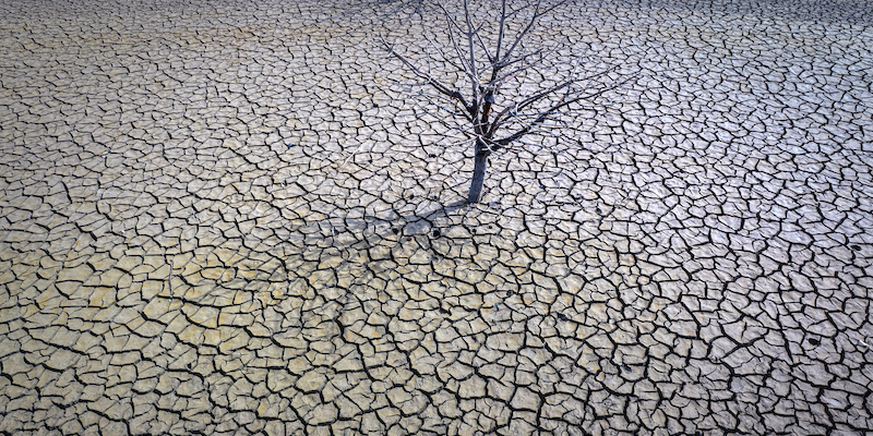 Una riserva idrica senza acqua vicino a Vilanova de Sau, in Catalogna, Spagna (AP Photo/Emilio Morenatti)