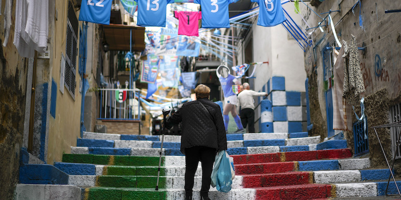 Una delle tante scalinate di Napoli dipinte con i colori della squadra e dello Scudetto ormai certo (Associated Press/LaPresse)