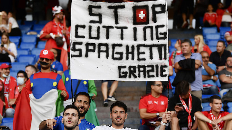 Un tifoso italiano con lo striscione «Basta tagliare gli spaghetti grazie» prima di Svizzera-Italia, incontro per le qualificazioni ai Mondiali di calcio 2022 in Qatar, St. Jakob-Park, Basilea, Svizzera, 5 settembre 2021 (LaPresse - Fabio Ferrari)