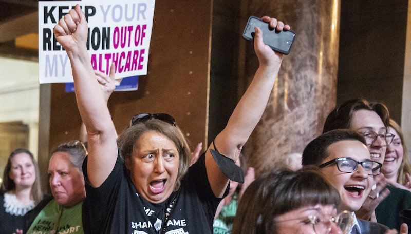 Un'attivista per i diritti delle donne festeggia dopo che il Senato del Nebraska ha respinto una proposta di legge molto restrittiva sull'aborto (Larry Robinson/Lincoln Journal Star via AP)