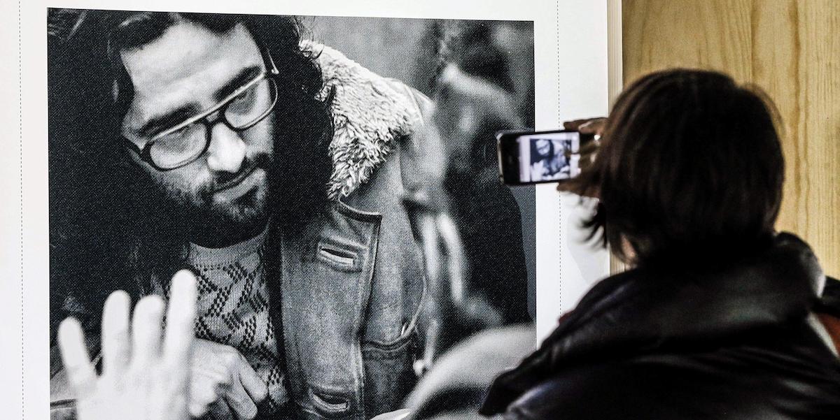 Una fotografia in bianco e nero dello scrittore Roberto Bolaño da giovane esposta in una mostra