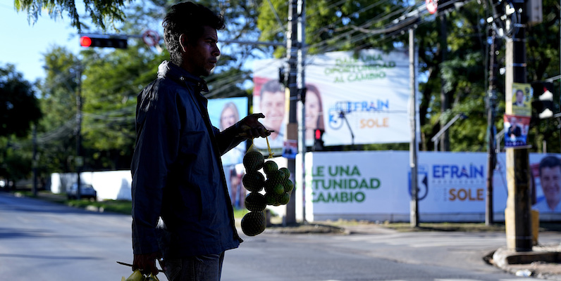 Manifesti elettorali a Asunción, Paraguay, 21 aprile 2023 (AP Photo/Jorge Saenz)