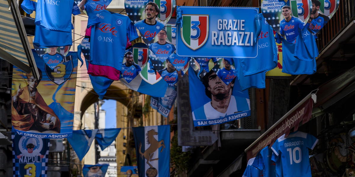 Le bandiere del Napoli in una via del quartiere Pendino (EPA/JEAN-CHRISTOPHE BOTT)