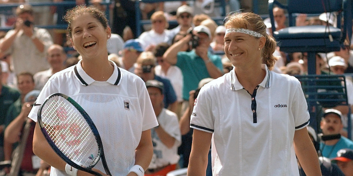 Monica Seles e Steffi Graf dopo il ritorno in campo della prima, nel 1996 (AP Photo/Kathy Willens)