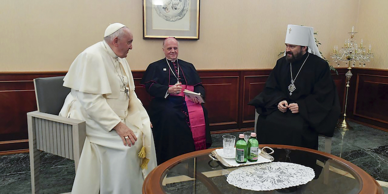 Papa Francesco durante l'incontro con il metropolita Hilarion della Chiesa ortodossa (Vatican Media via AP)