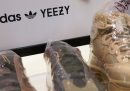 Un gruppo di investitori ha fatto causa ad Adidas per le perdite dovute all'interruzione del rapporto di collaborazione con Kanye West 