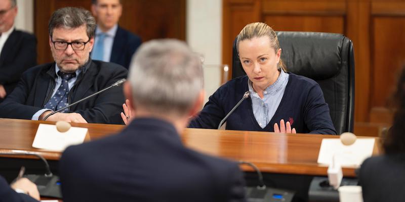 La presidente del Consiglio Giorgia Meloni e il ministro dell'Economia Giancarlo Giorgetti durante l'incontro di domenica con i sindacati. (ANSA/FILIPPO ATTILI)