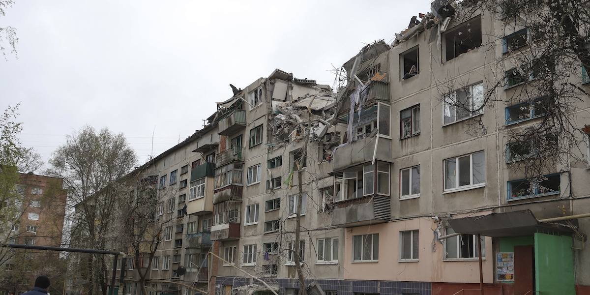 Un edificio di Sloviansk, nella regione ucraina di Donetsk, danneggiato da un attacco missilistico russo (Roman Chop via AP)
