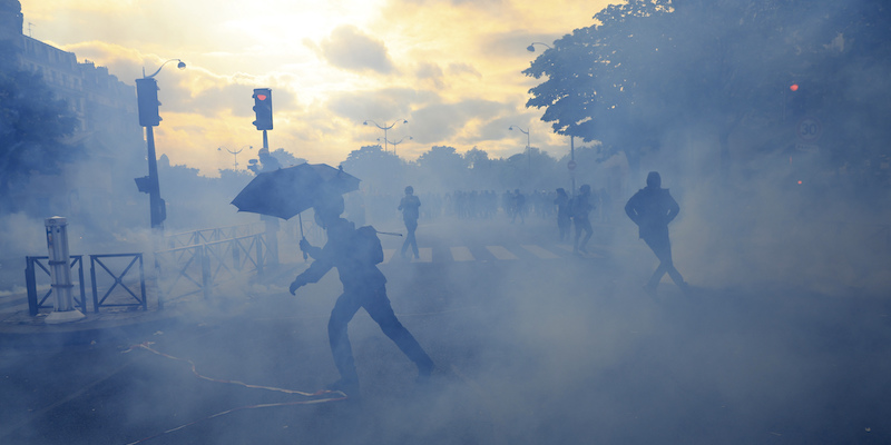 Gli scontri tra manifestanti e polizia durante il primo maggio in Francia