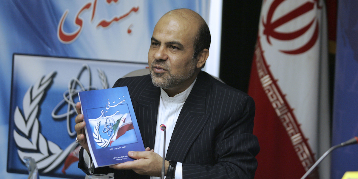 Alireza Akbari in una foto del 2008 in una presentazione del programma nucleare civile iraniano (Davoud Hosseini, IRNA via AP)