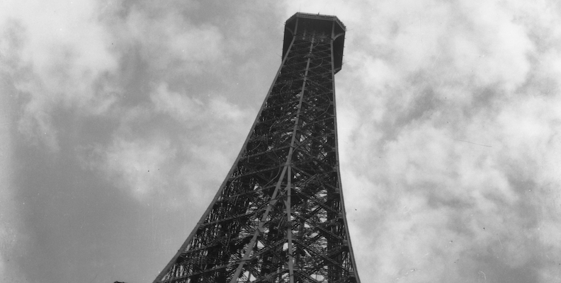La Tour Eiffel in una foto del 1928 (Fox Photos/Getty Images)