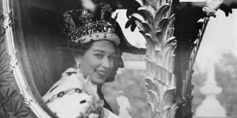 La regina Elisabetta II sulla carrozza della famiglia reale il giorno dell'incoronazione (Illustrated London News/ Hulton Archive/ Getty Images)