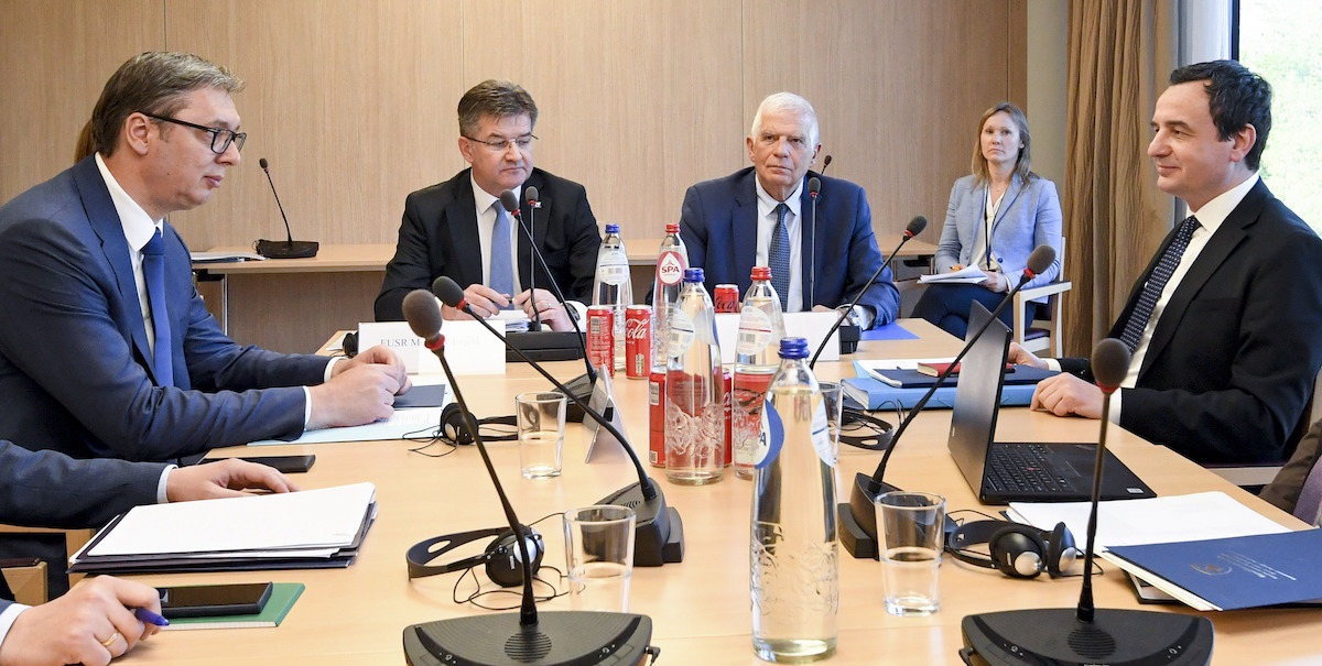 L'incontro di martedì tra Vucic (a sinistra) e Kurti (a destra). Josep Borrell è il secondo da destra (AP Photo/Fred Sierakowski)