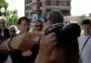 Il video di un uomo che tira uno schiaffo a Giuseppe Conte