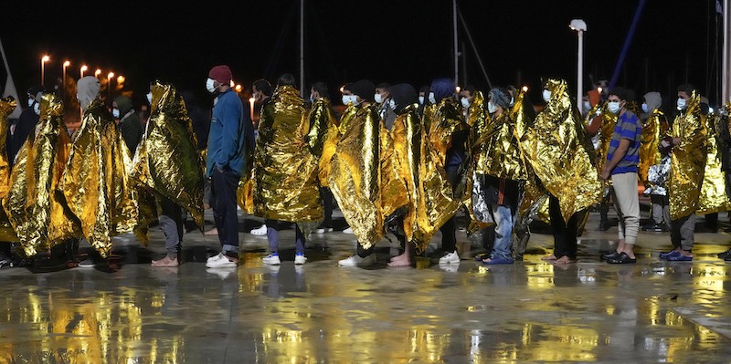 Un gruppo di migranti arrivati a Roccella Jonica, e partiti dalla regione orientale della Libia, la Cirenaica (AP Photo/Alessandra Tarantino, File)