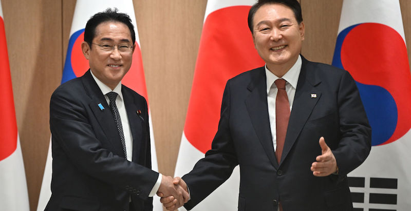 Il primo ministro giapponese Fumio Kishida (a sinistra) e il presidente sudcoreano Yoon Suk-yeol