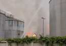 C'è stato un grosso incendio in uno stabilimento della cooperativa vinicola Caviro di Faenza, in Romagna