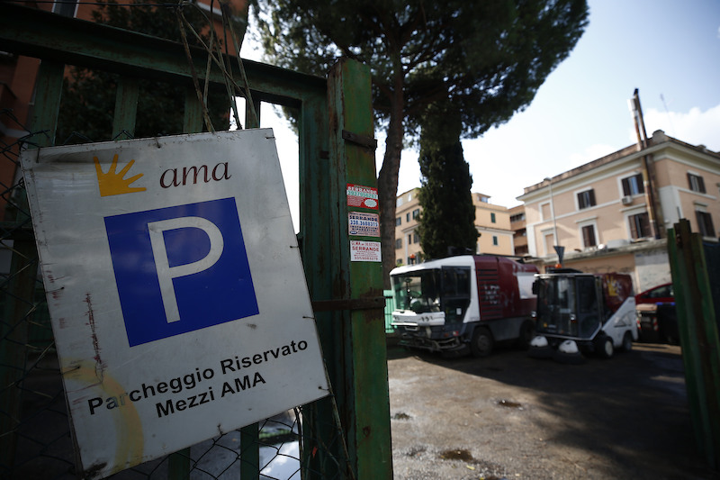 Un parcheggio dei mezzi Ama, a Roma (Vincenzo Livieri - LaPresse) 