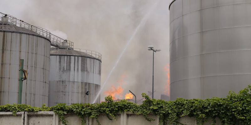 C’è stato un grosso incendio in uno stabilimento della cooperativa vinicola Caviro di Faenza, in Romagna