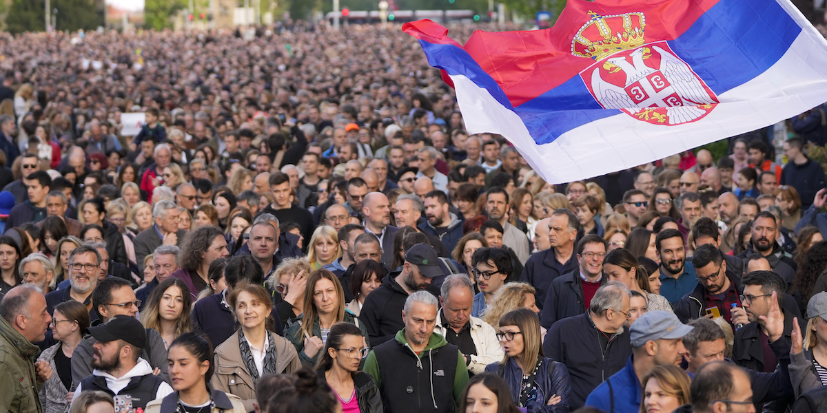 Persone che protestano a Belgrado, in Serbia (AP Photo/Darko Vojinovic)