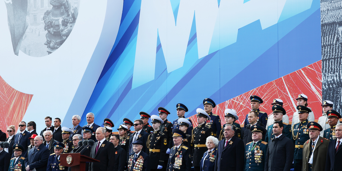 Il presidente russo Vladimir Putin durante il discorso nella piazza Rossa (Gavriil Grigorov, Sputnik, Kremlin Pool Photo via AP)