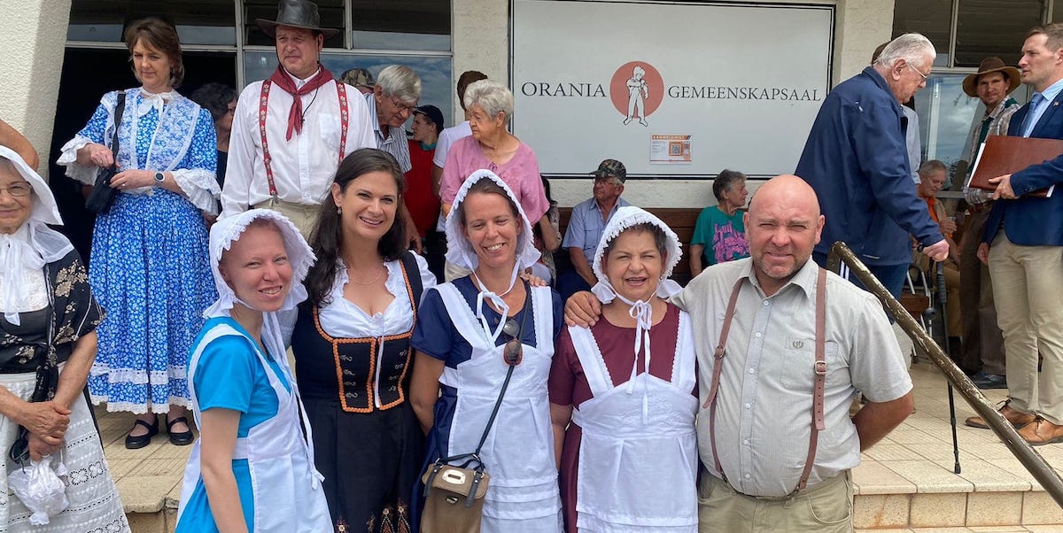 Alcuni abitanti di Orania durante una festa di paese (città di Orania/Facebook)