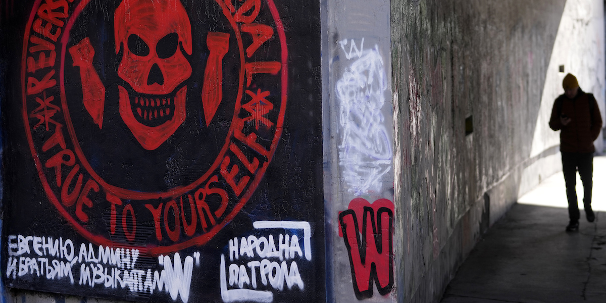 Il logo del gruppo Wagner su un muro di Belgrado, in Serbia (AP Photo/Darko Vojinovic)