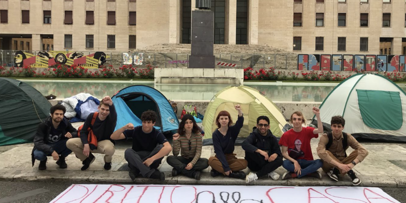 Alcuni studenti manifestano fuori dalla Sapienza, a Roma (@su_sapienza, Instagram)