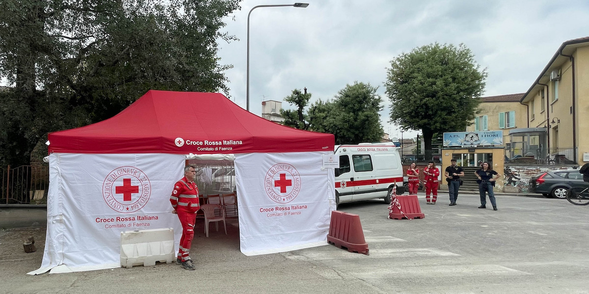 Il gazebo del servizio psicosociale della Croce Rossa per le persone alluvionate a Faenza, il 9 maggio 2023 (Il Post)
