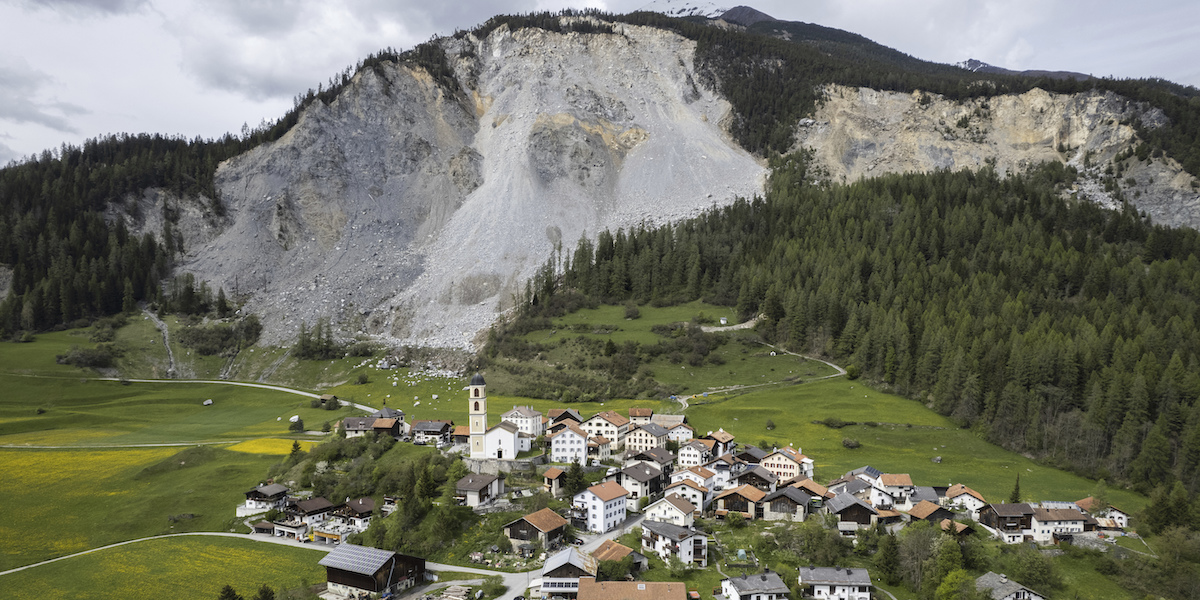 Una vista della frazione di Brienz e della parete di roccia che lo sovrasta (Gian Ehrenzeller/Keystone via AP)