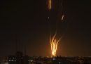 Nella Striscia di Gaza continuano i lanci di razzi e gli attacchi aerei israeliani nonostante il cessate il fuoco mediato dall'Egitto