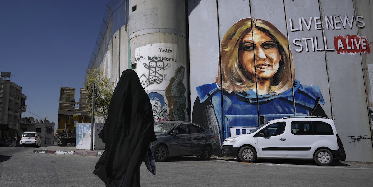 Un murale dedicato a Shireen Abu Akleh su un muro di Betlemme, in Cisgiordania (AP Photo/ Mahmoud Illean)