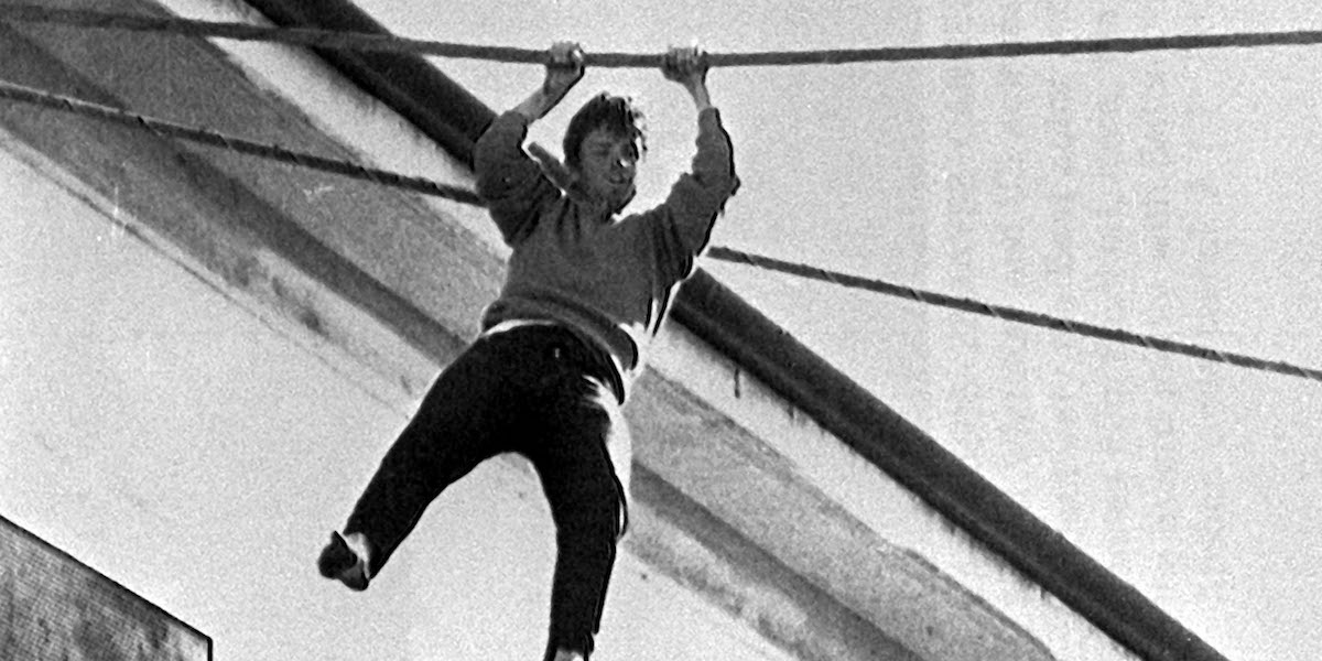 Roberto Succo appeso a un cavo tra il tetto del carcere di Treviso e quello dell'abitazione del direttore della struttura, il primo marzo 1988 (ANSAFOTO)