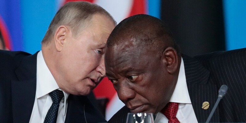 Il presidente russo Vladimir Putin parla con il presidente sudafricano Cyril Ramaphosa (Sergei Chirikov via AP, File)