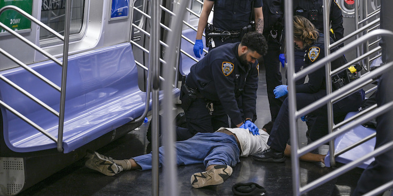 Il 24enne che aveva soffocato un uomo senza fissa dimora nella metropolitana di New York sarà incriminato per omicidio colposo