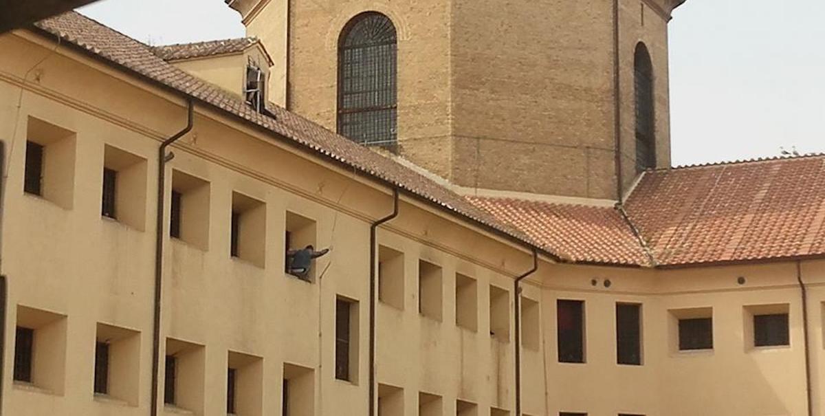 Un detenuto che protesta al carcere Regina Coeli di Roma (ANSA/ RITA BASSANO)
