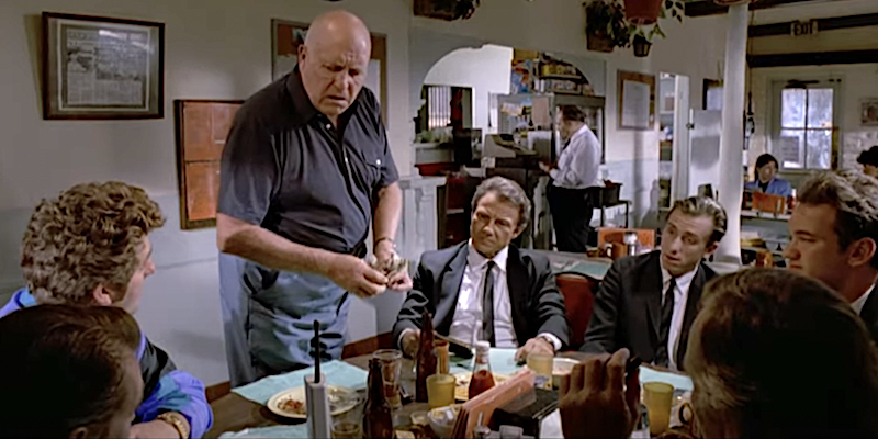 La scena iniziale di "Le Iene" di Quentin Tarantino, 1992, in cui si discute se sia giusto lasciare la mancia ai camerieri