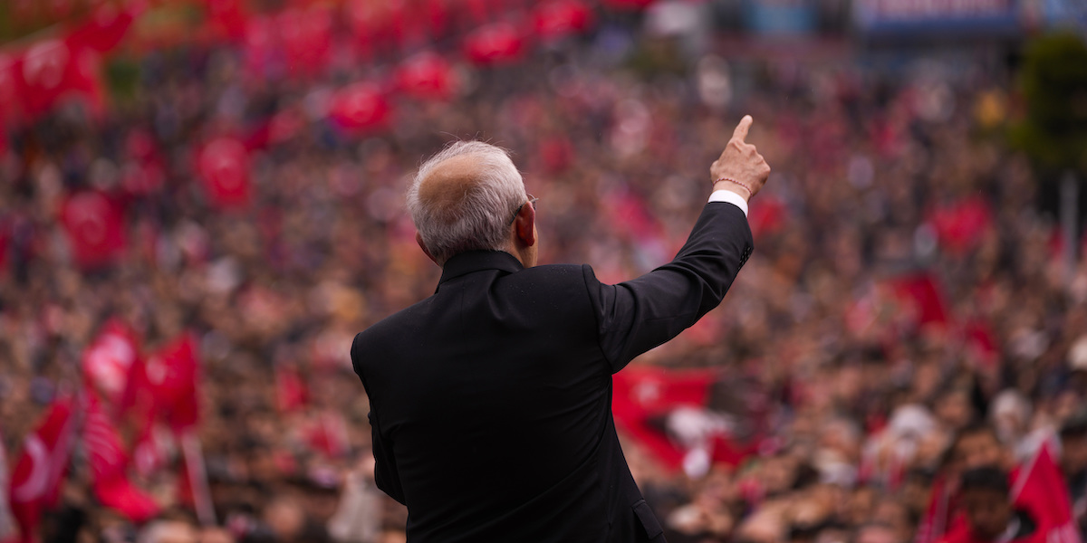Kemal Kilicdaroglu, il principale avversario del presidente turco uscente Recep Tayyip Erdogan alle elezioni, durante un comizio (AP Photo/Francisco Seco)