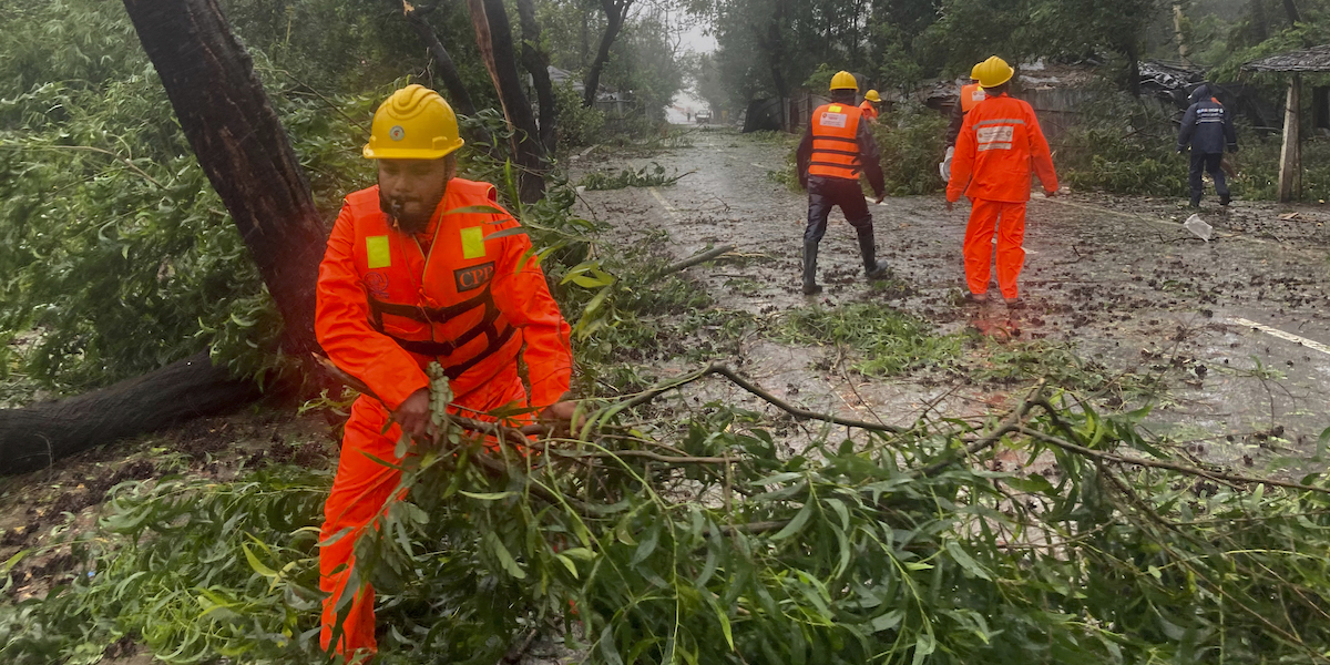 Alcuni operatori rimuovono alberi caduti a causa del ciclone Mocha a Teknaf, in Bangladesh (AP Photo/Al-emrun Garjon)