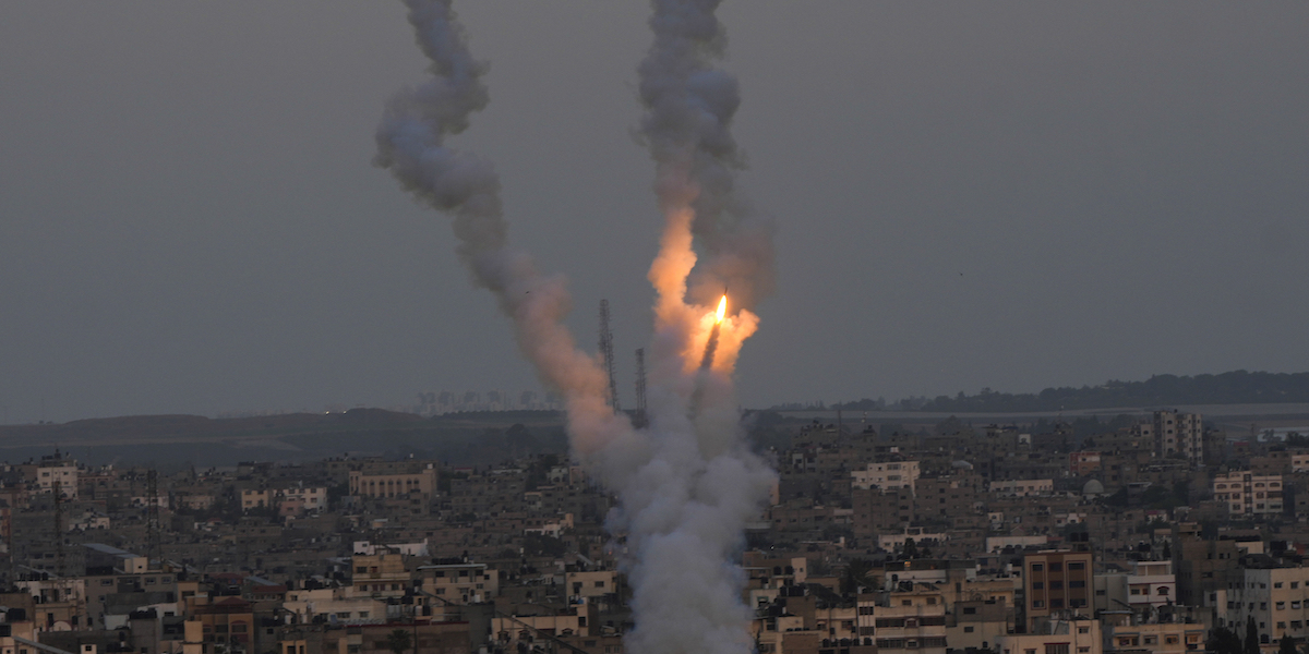 Razzi lanciati dalla Striscia di Gaza verso Israele (AP Photo/Adel Hana)