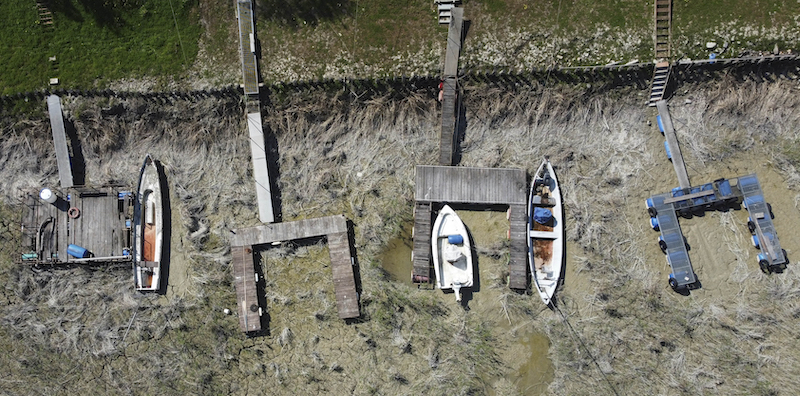 Barche in secca sul fiume Po asciutto per la siccità. Torricella, Cremona, 19 aprile 2023 (AP Photo/Luca Bruno)