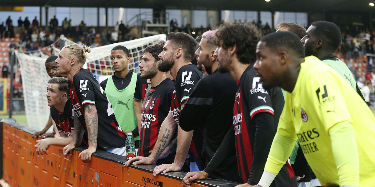 I giocatori del Milan a colloquio con la curva (Gabriele Maltinti/Getty Images)