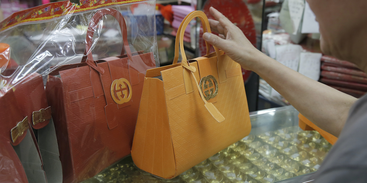 Borse di carta ispirate a quelle di Gucci in un negozio di Hong Kong che vende oggetti da bruciare per celebrare le persone defunte (AP Photo/Kin Cheung)