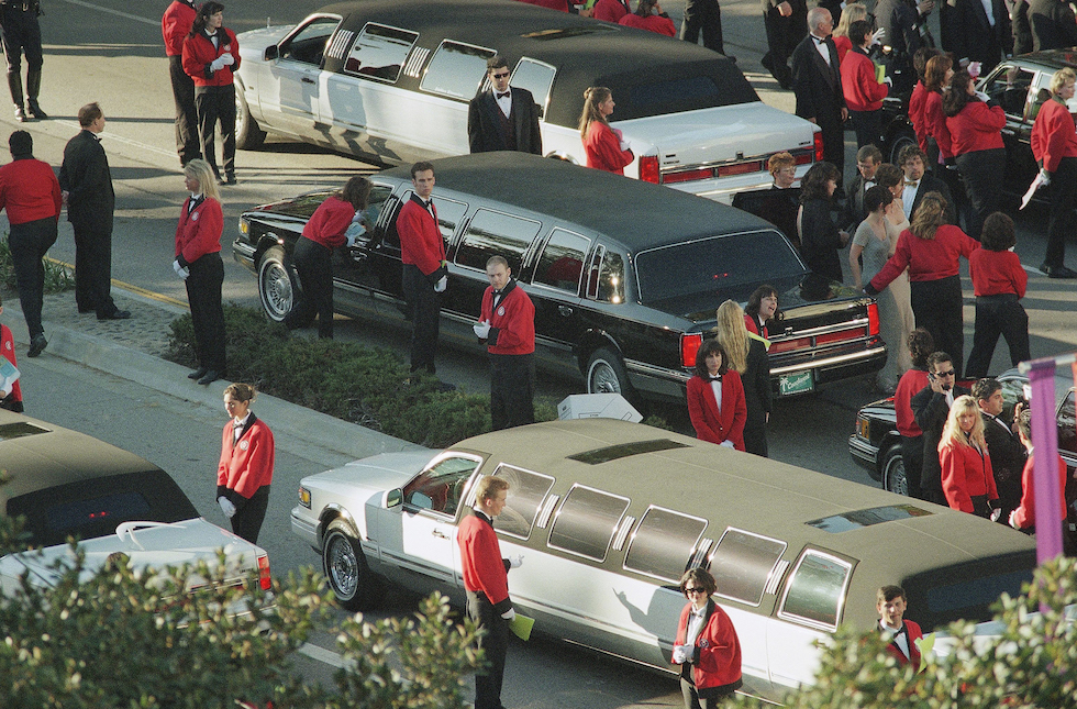 Una fila di limousine alla cerimonia degli Oscar a Los Angeles il 23 marzo del 1998