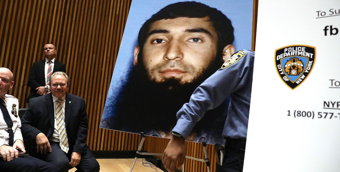 Una foto di Sayfullo Saipov mostrata durante una conferenza stampa sull'attentato di New York, 1 novembre 2017 (AP Photo/Craig Ruttle, File)