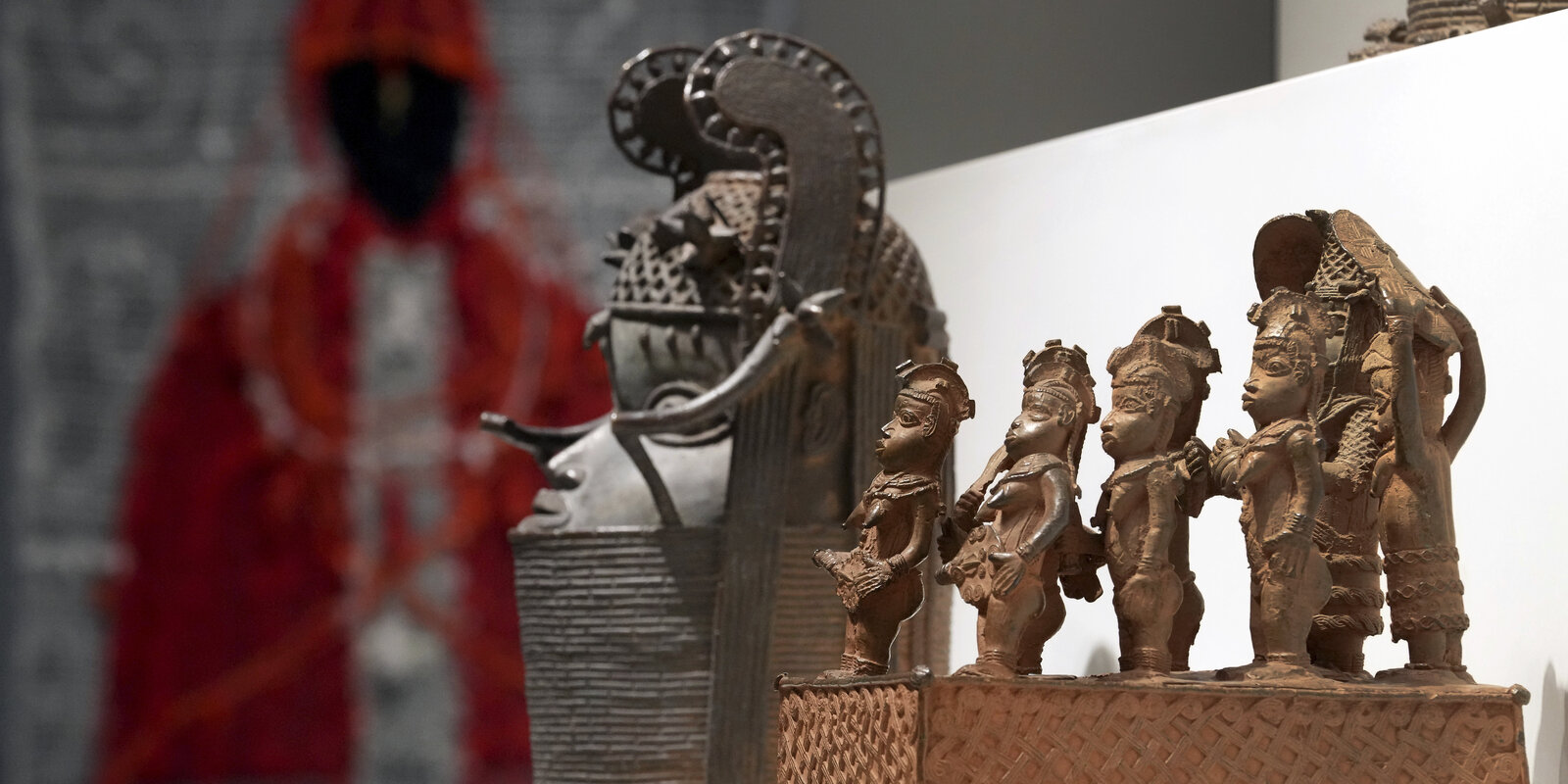 Le proteste della destra tedesca per la restituzione dei bronzi del Benin