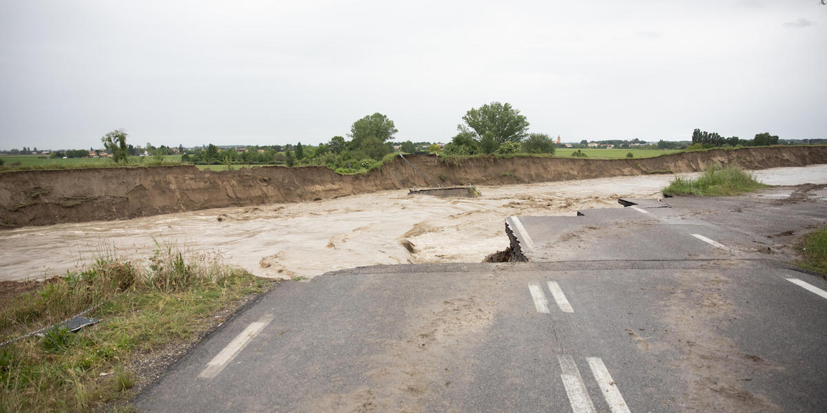 Il ponte della Motta, in provincia di Bologna, crollato (ANSA/MAX CAVALLARI)