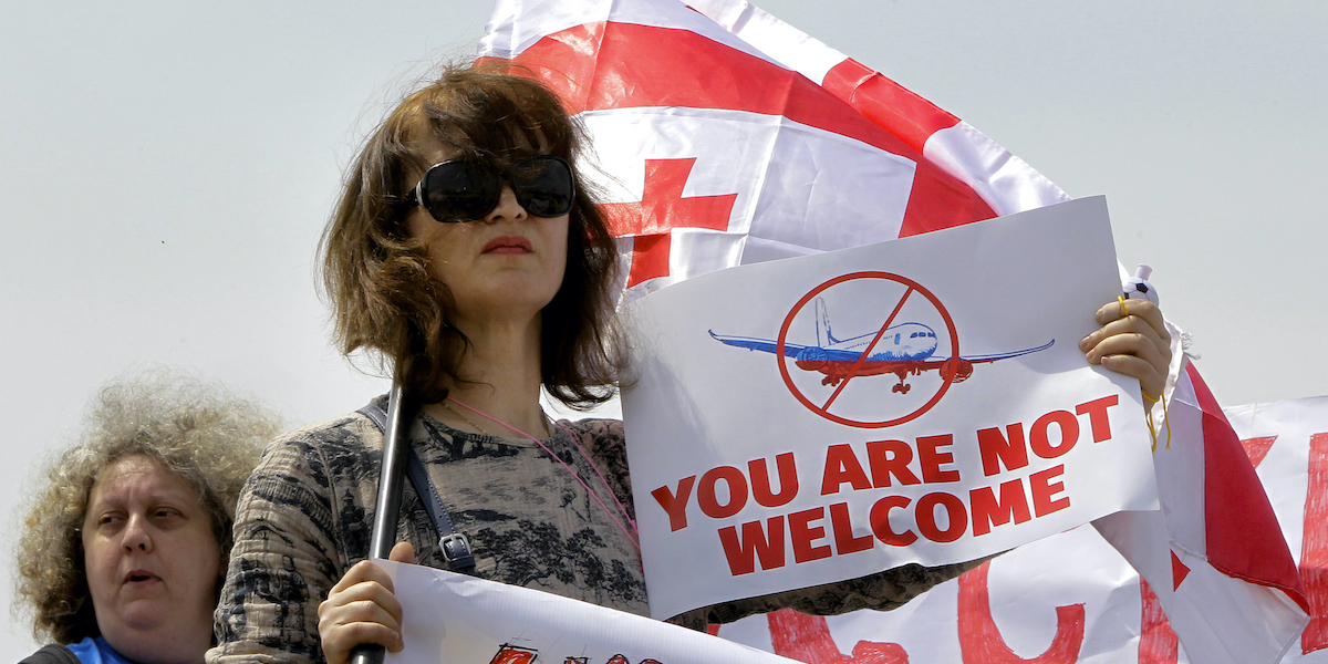 Una manifestante fuori dall'aeroporto di Tbilisi (AP Photo/Shakh Aivazov)