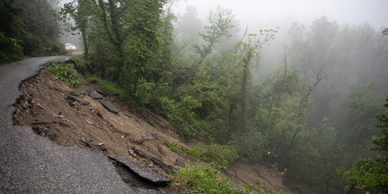 Una strada franata vicino a Monterenzio, a sud di Bologna (ANSA/Max Cavallari)