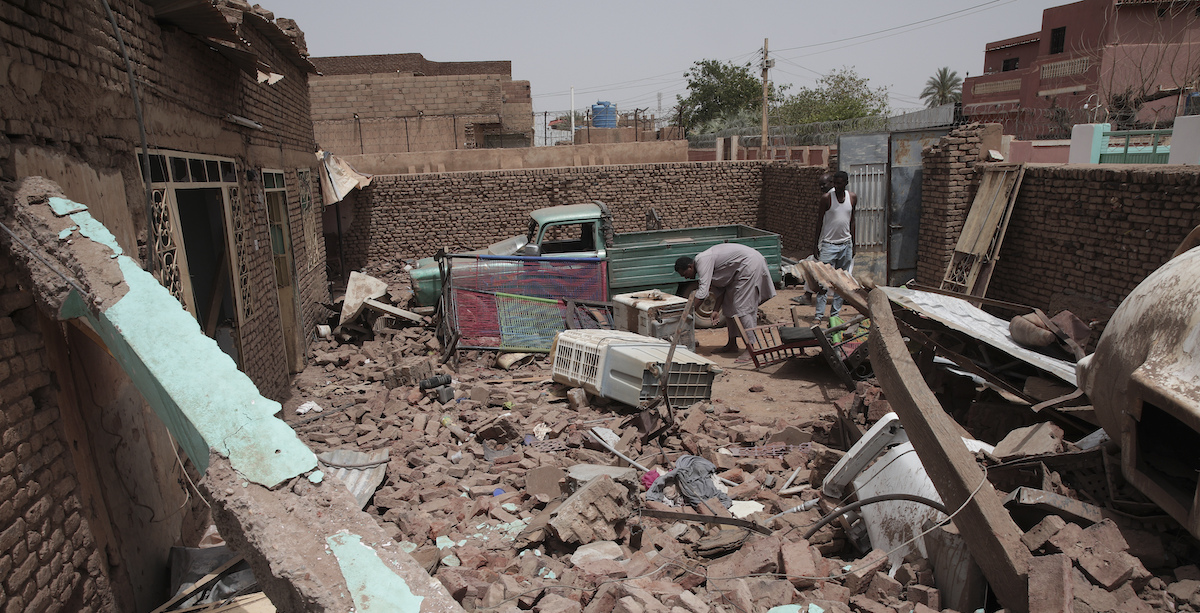 Le macerie di un'abitazione coplita dall'artiglieria a Khartum (AP Photo/Marwan Ali, File)